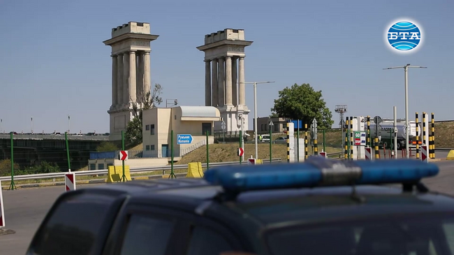 Интензивен е трафикът на леки и товарни автомобили на ГКПП "Дунав мост" при Русе