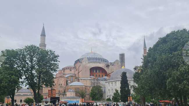 Нови детайли за опита за палеж на "Света София" в Истанбул: подпалвачът е използвал Библията, за да запали огъня