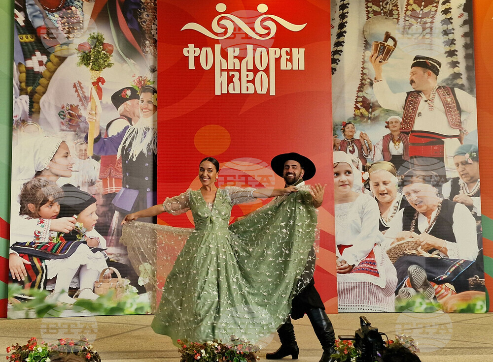 Село Царевец - фестивал "Фолклорен извор" - награждаване в конкурс "Старите песни на нов глас"