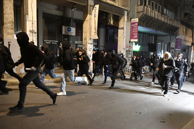 Нови сблъсъци между гръцката полиция и протестиращи роми след раняването на ромски младеж от полицай