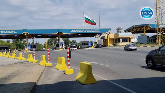Интензивен е трафикът на леки и товарни автомобили на ГКПП "Дунав мост" при Русе