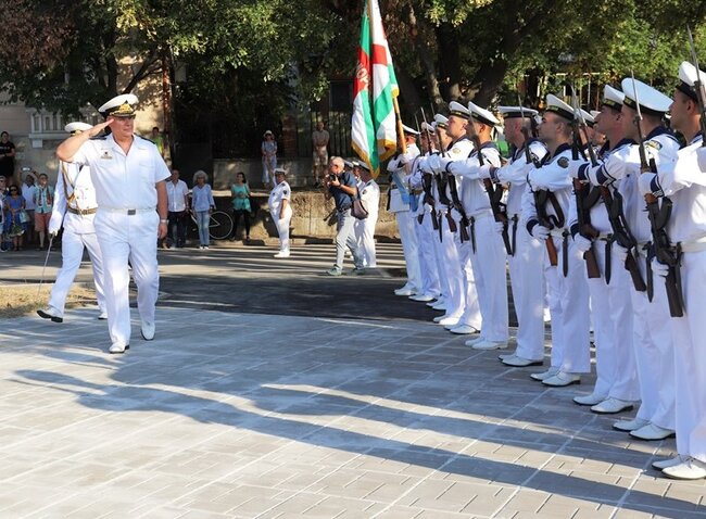 ОА Русе: Драгомир Драганов ще награди трима военнослужещи по предложение на командира на ВМС контраадмирал Кирил Михайлов