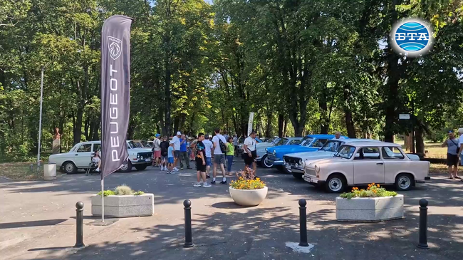 Вторият ретро парад на автомобили в Разград събра колекционери и любители в Градския парк