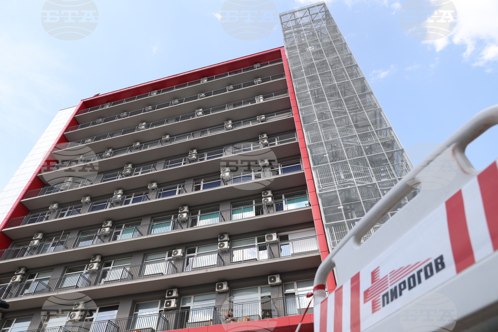 Момчето, паднало от високо в столично училище, е с тежка травма на гръбначния стълб и на двата крака