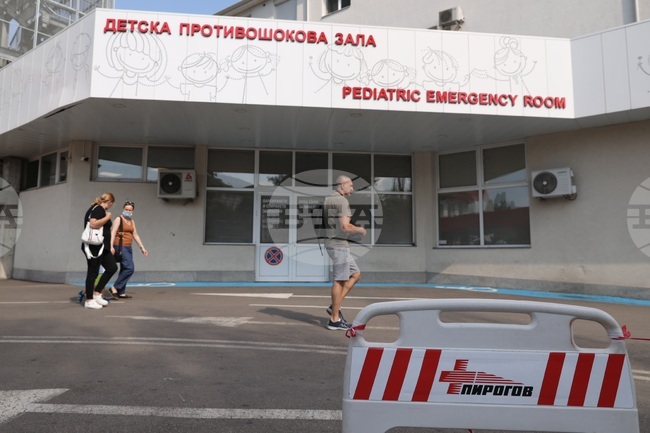 Състоянието на 5-годишното дете, което беше транспортирано от болницата в Монтана, остава критично, съобщиха от „Пирогов“
