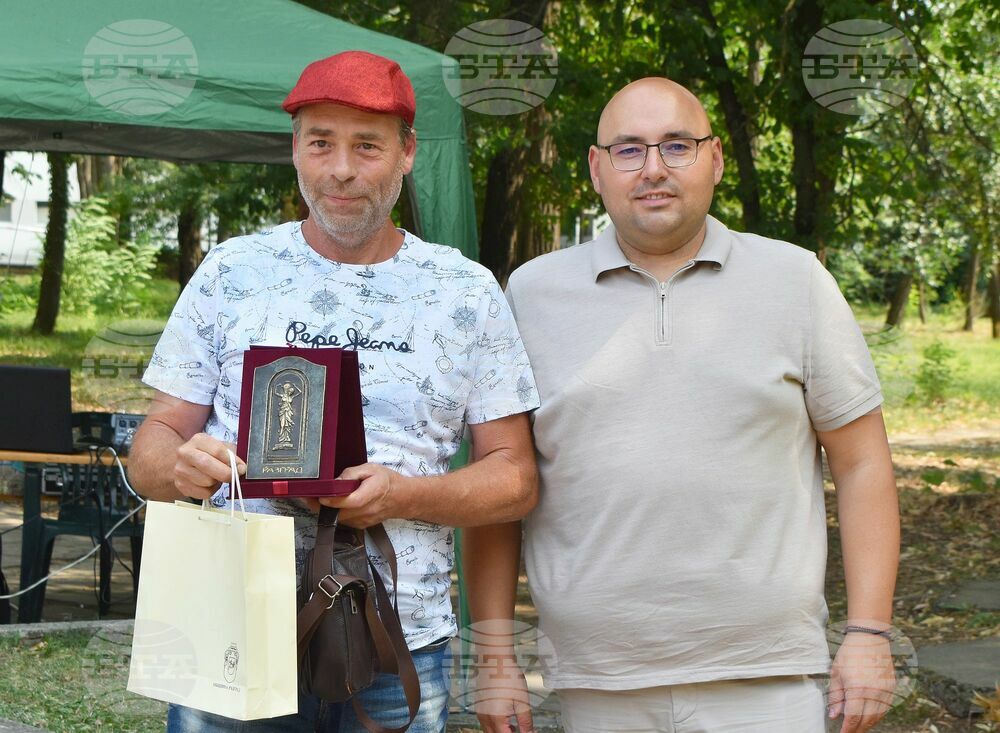 Австриецът Волфганг Аренд получи специалната награда на кмета на Разград на втория парад на ретро автомобили в града
