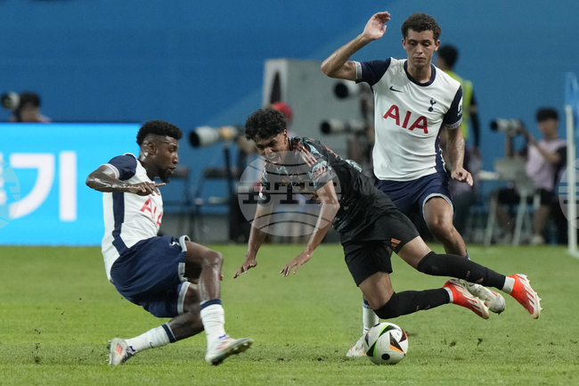 Крайният защитник на Байерн Мюнхен Адам Азну премина медицински прегледи в Евертън