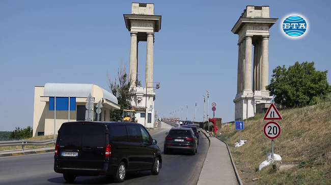 Интензивен e трафикът на леки и товарни автомобили на ГКПП  „Дунав мост" при Русе