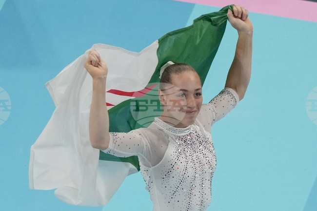 Олимпийската шампионка на смесена успоредка Кайлия Немур е горда, че е спечелила златен медал за Алжир