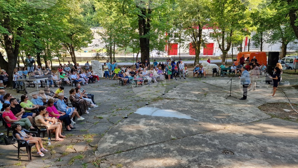 Кметът на община Шумен проф. Христо Христов връчи грамоти на участниците в Националното биенале по скулптура "Шуменско плато"