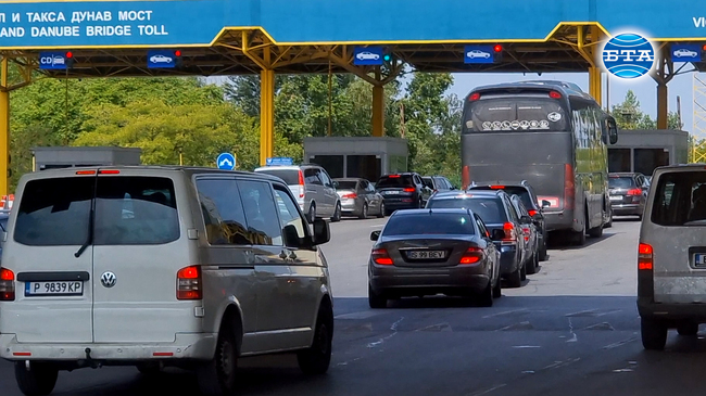 Леките автомобили изчакват до един час, за да преминат "Дунав мост" при Русе