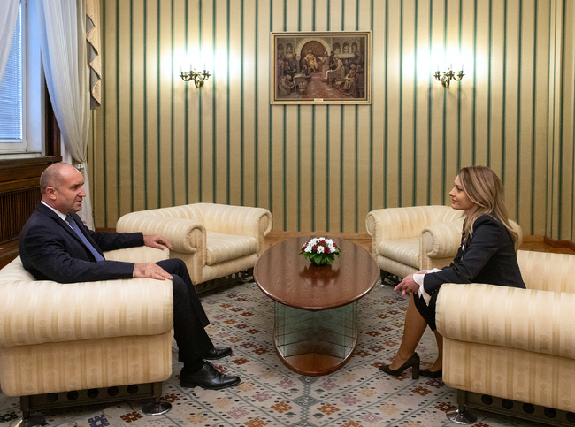 Президентът Румен Радев се срещна с председателя на Народното събрание Рая Назарян във връзка с процедурата по назначаване на служебен министър-председател