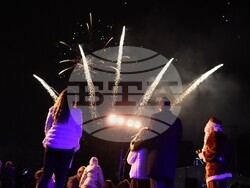 Коледната елха в Хасково грейна, озарена от хиляди детски усмивки