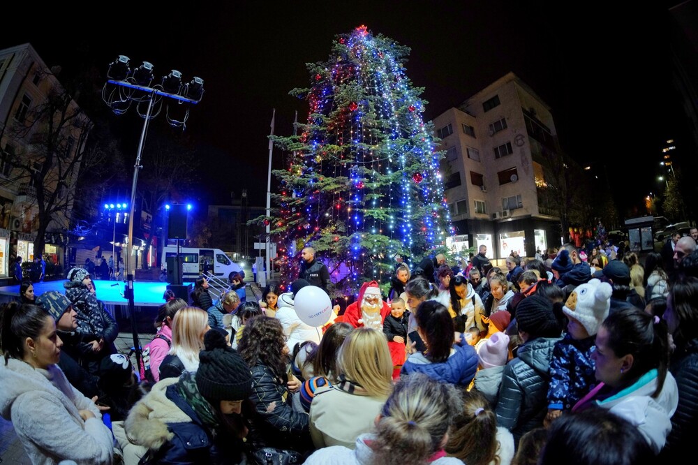 Община Хасково : Коледната елха в Хасково грейна, озарена от хиляди детски усмивки