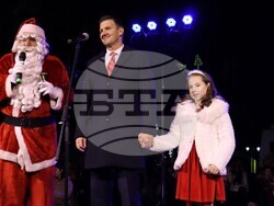 Коледната елха в Хасково грейна, озарена от хиляди детски усмивки