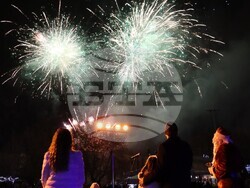 Коледната елха в Хасково грейна, озарена от хиляди детски усмивки