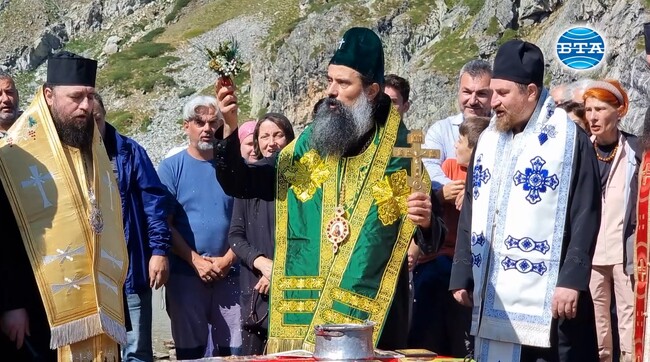 Никога не е преставала вярата, поклонението и благоговението на народа ни към свети Йоан Рилски, каза патриарх Даниил при езерото Бъбрека, където отслужи водоосвещение