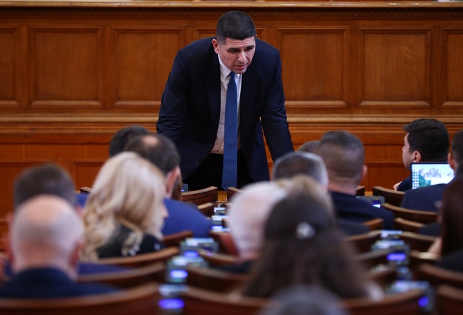 "Демократична България" призова за подкрепа на законопроект, който да позволи държавата да поеме оперативен контрол над рафинерията "Лукойл Нефтохим"