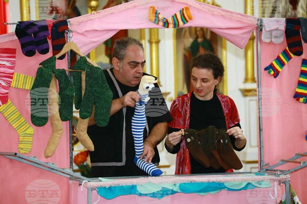 Старозагорски куклени актьори представиха "Чорапкова приказка" на децата от българската общност в Будапеща