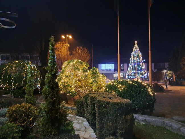 Банско засия в коледни свелини