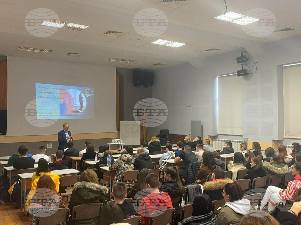 Община Ловеч: Проф. Димитър Симеонов беше лектор в ПЕГ "Екзарх Йосиф I" - Ловеч