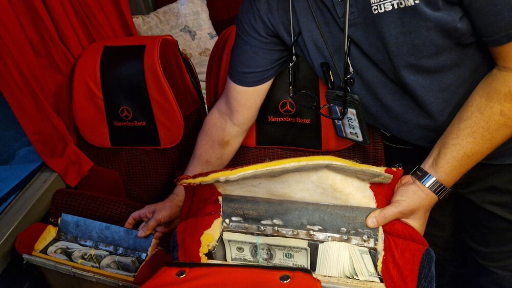 Районна прокуратура – Хасково привлече като обвиняем турски гражданин за пренасяне на недекларирана валута за общо 1 676 170 лева, открита в автобус на ГКПП „Капитан Андреево“ 