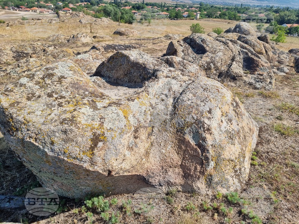 Село Оризари - местност Жельови камъни - тракийско светилище