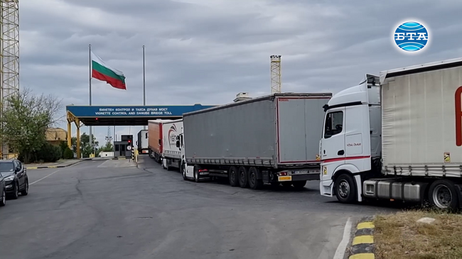 Интензивен е трафикът на товарни автомобили на ГКПП "Дунав мост" при Русе