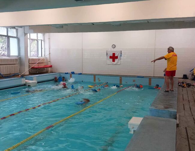 В Ямбол 50 деца завършиха лятното училище по плуване на БЧК