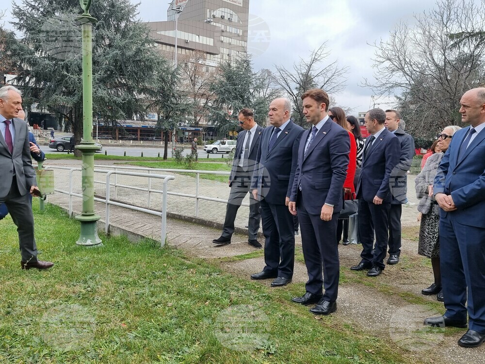 Foreign Ministers of Bulgaria, North Macedonia Lay Flowers at Skopje Monument of St. Clement of Ohrid