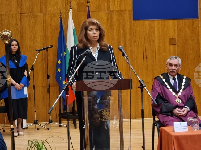 Велико Търново - Великотърновски университет - тържествено събрание - Илияна Йотова