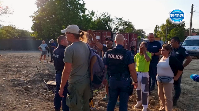 От Зоологическата градина в София опитват да вземат открития в кв. "Ботунец" крокодил, собственикът не им позволява