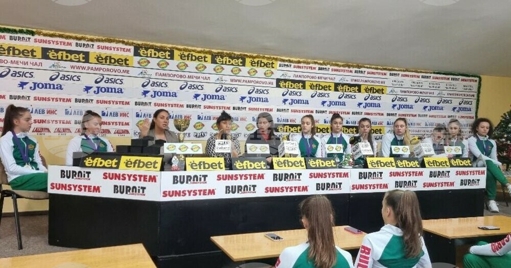 Българската федерация по естетическа групова гимнастика връчи специални плакети на световните шампионки от първенството на планетата в Грац