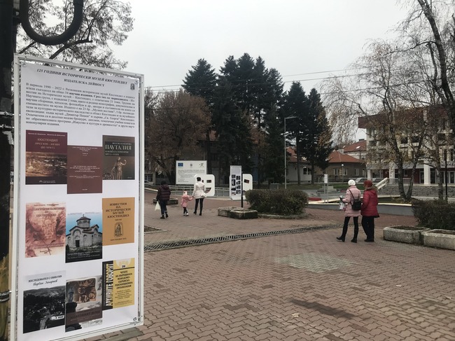 Изложба, подредена по главната пешеходна алея в Кюстендил, показва в пана развитието на Историческия музей в града