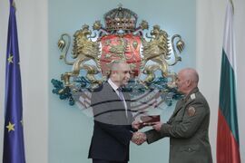 Румен Радев - военнослужещи - удостояване - генерал-майор Михаил Попов