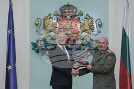 Румен Радев - военнослужещи - удостояване - генерал-майор Михаил Попов