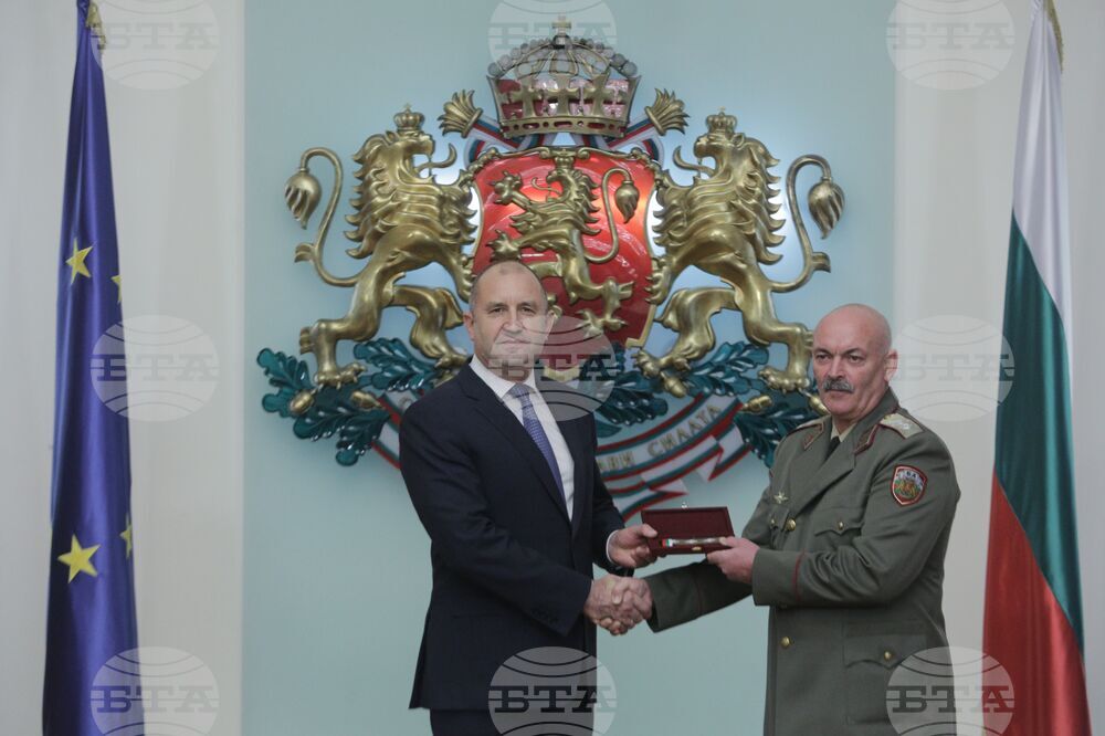 Румен Радев - военнослужещи - удостояване - генерал-майор Михаил Попов