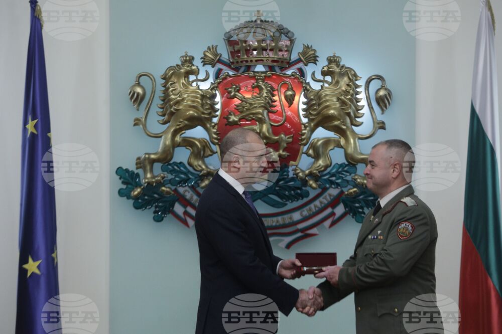Румен Радев - военнослужещи - удостояване - генерал Деян Дешков