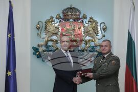 Румен Радев - военнослужещи - удостояване - генерал Деян Дешков 