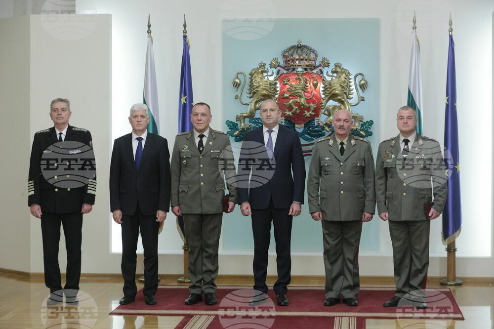 Президентът Румен Радев удостои военнослужещи с висши офицерски звания