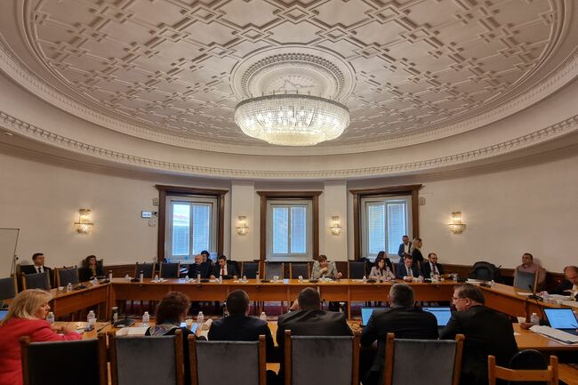 Парламент - Комисия по правни въпроси