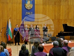 Вицепрезидентът беше гост на Тържественото събрание на Великотърновския университет по случай Студентския празник