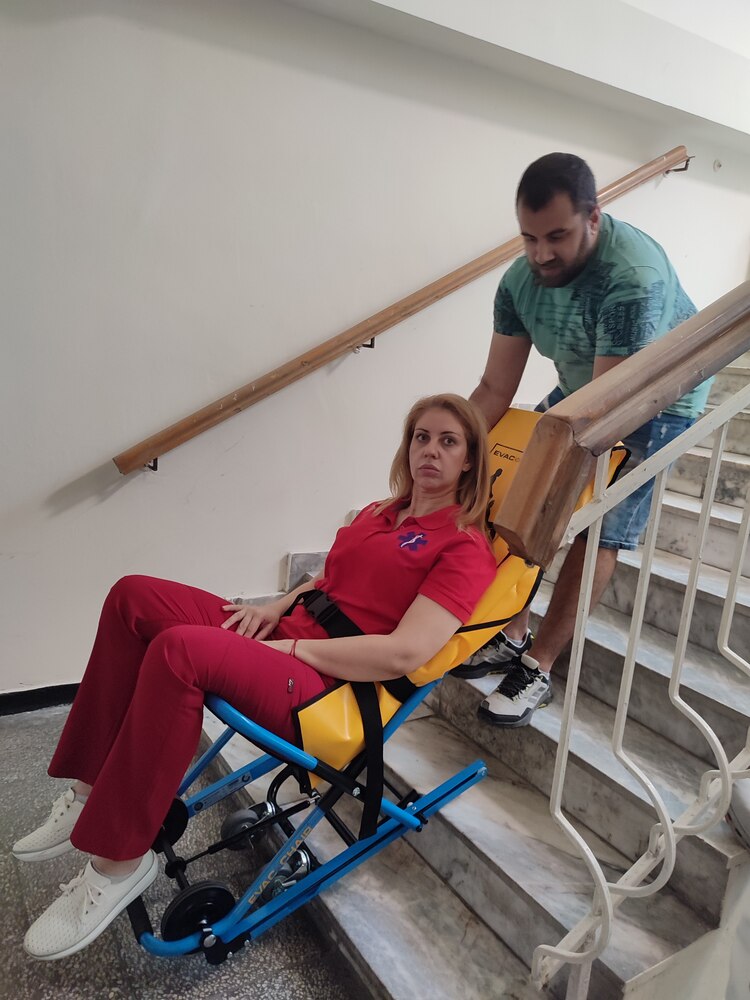 Съюз на парамедиците в България: Спешна помощ в Бургас получи оборудване за лесно вдигане и пренасяне на пациенти