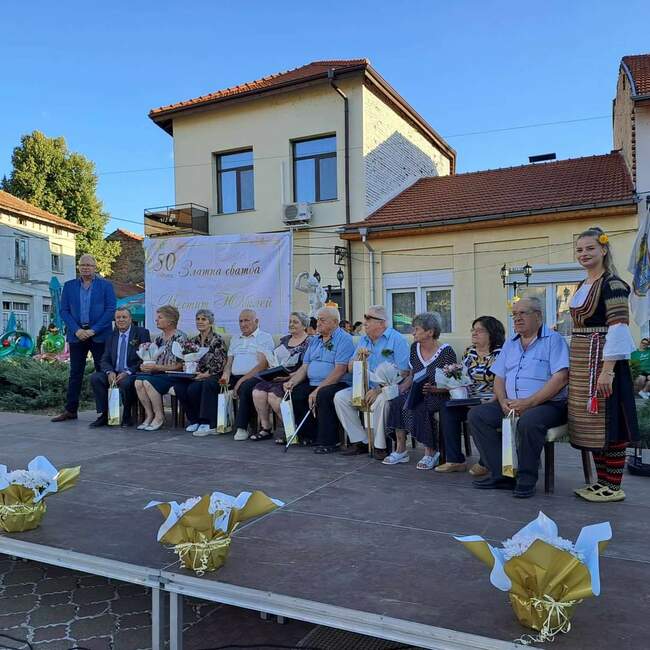 Пет семейства отбелязаха златна сватба в Земен