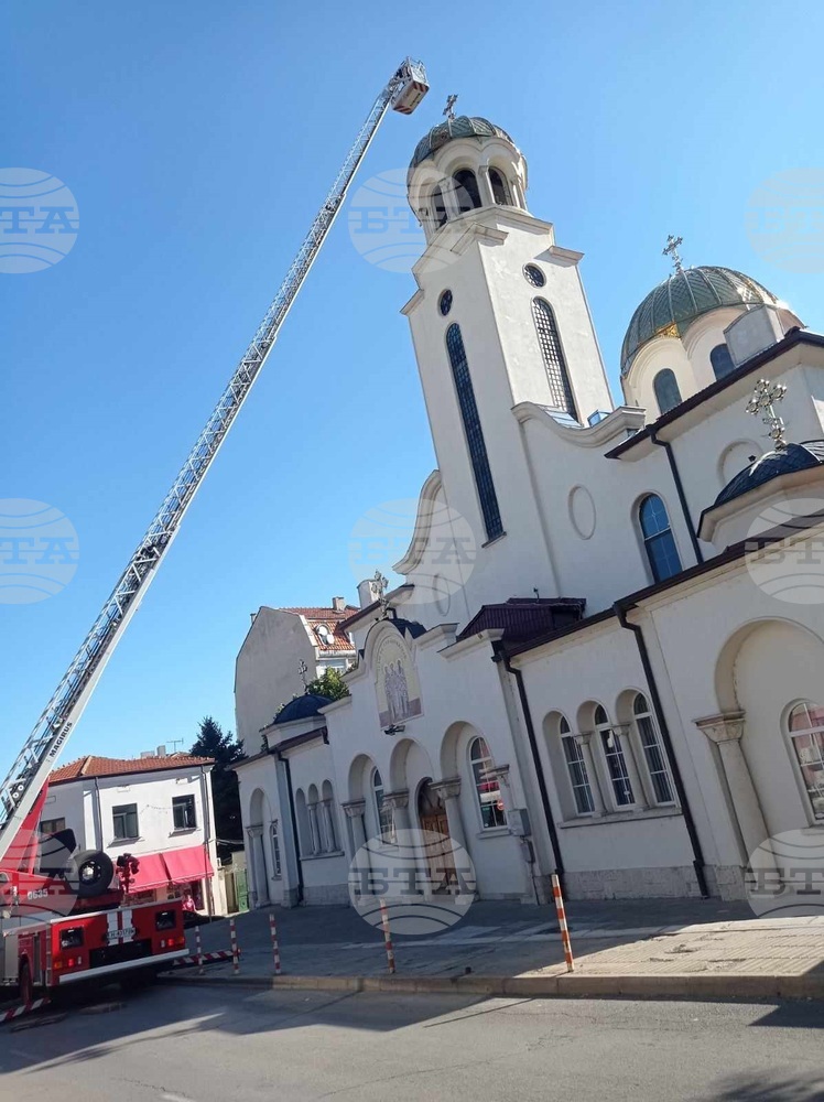 Екип на пожарната в Шумен укрепи кръста на православен храм