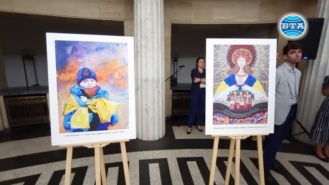 Председателят на парламента Рая Назарян, Кирил Петков и посланикът на Украйна Олеся Илашчук откриха изложба „Деца на войната“