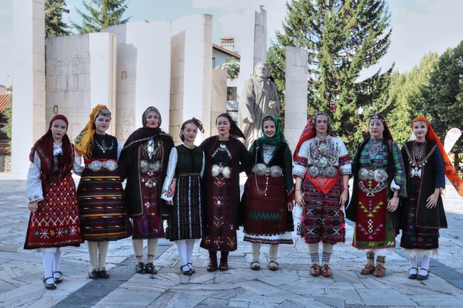 Международно ревю на традиционни носии в Банско