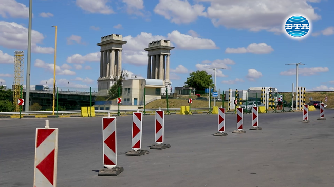 Изключително интензивен е трафикът на товарни автомобили в района на ГКПП "Дунав мост" при Русе