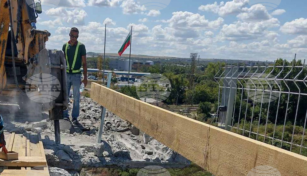 Продължава подмяната на старите стоманобетонни панели на Дунав мост при Русе с нови, почиства се и стоманената конструкция на съоръжението