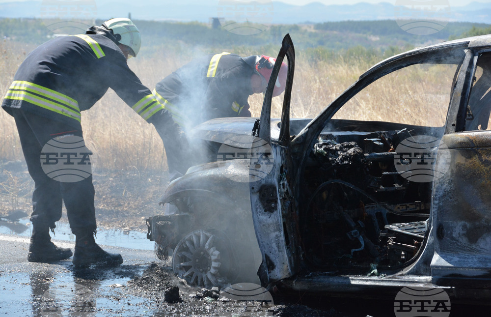 Временно е ограничено движението по активната лента при 54-ти км на АМ "Тракия" в посока София поради горящ автомобил, съобщиха от АПИ 